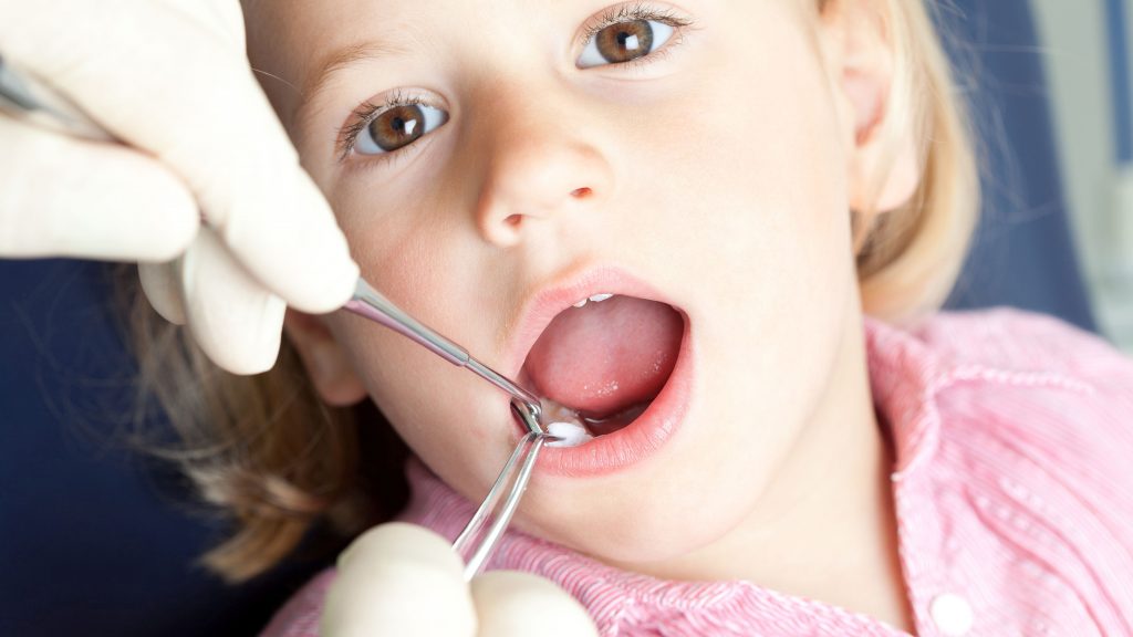 Kind wird vom Zahnarzt behandelt